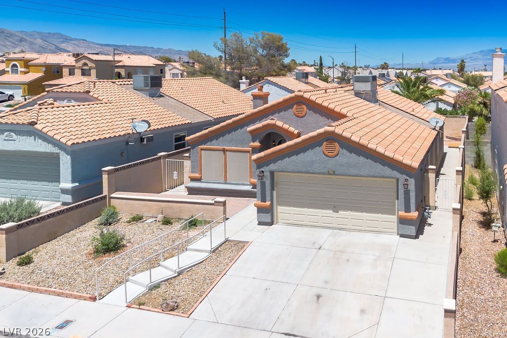 8220 James Grayson Drive — photo 3