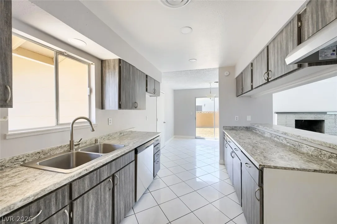 2024 Collins Avenue — photo 3
