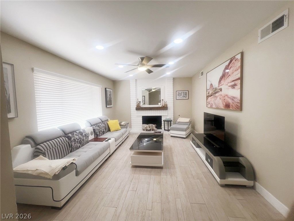 4194 Greenpoint Street — photo 4 of 23