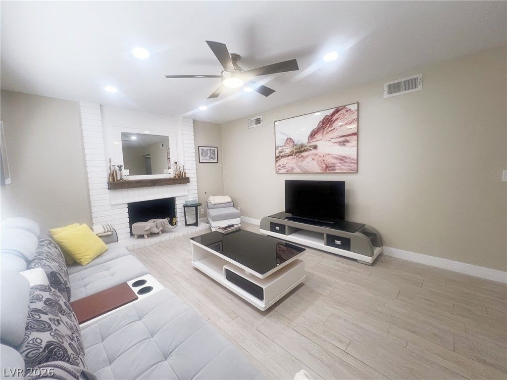 4194 Greenpoint Street — photo 5 of 23