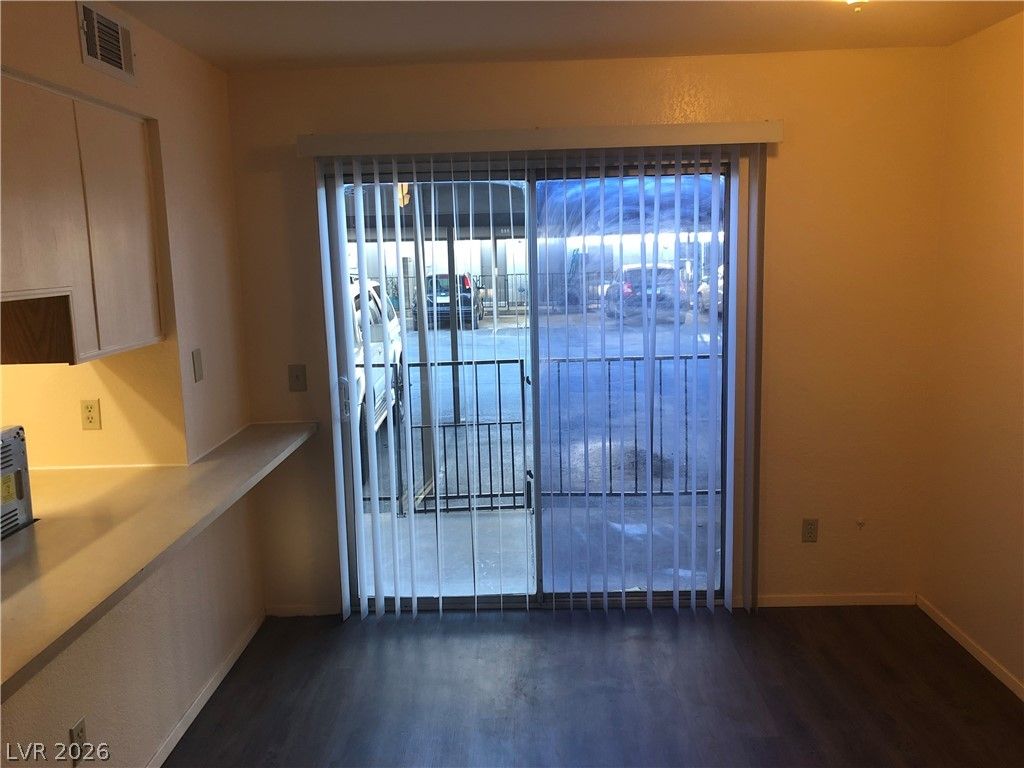 585 Sellers Place — photo 4 of 16