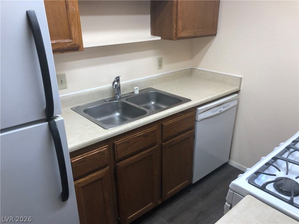 585 Sellers Place — photo 5 of 16
