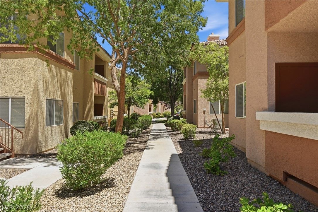 1050 East Cactus Avenue 2006 — photo 3