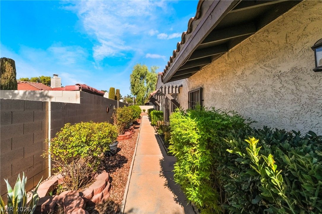 4211 Flamingo Crest Drive — photo 3 of 35