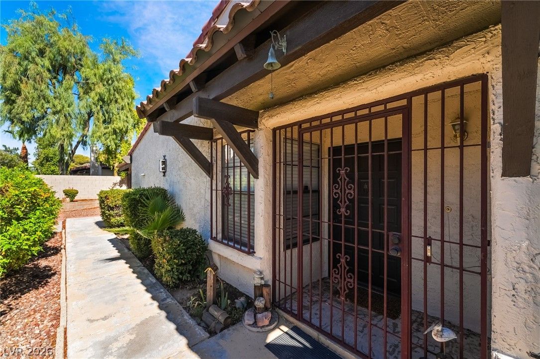 4211 Flamingo Crest Drive — photo 4 of 35
