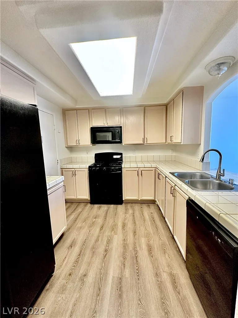 10232 Grecian Laurel Court — photo 5