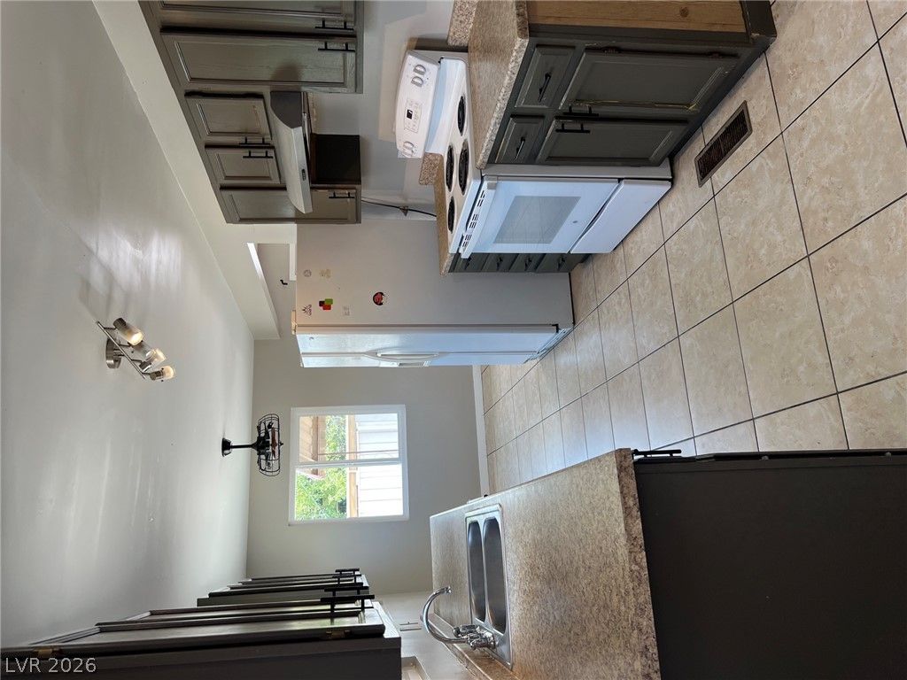 5713 Idle Avenue — photo 5 of 12