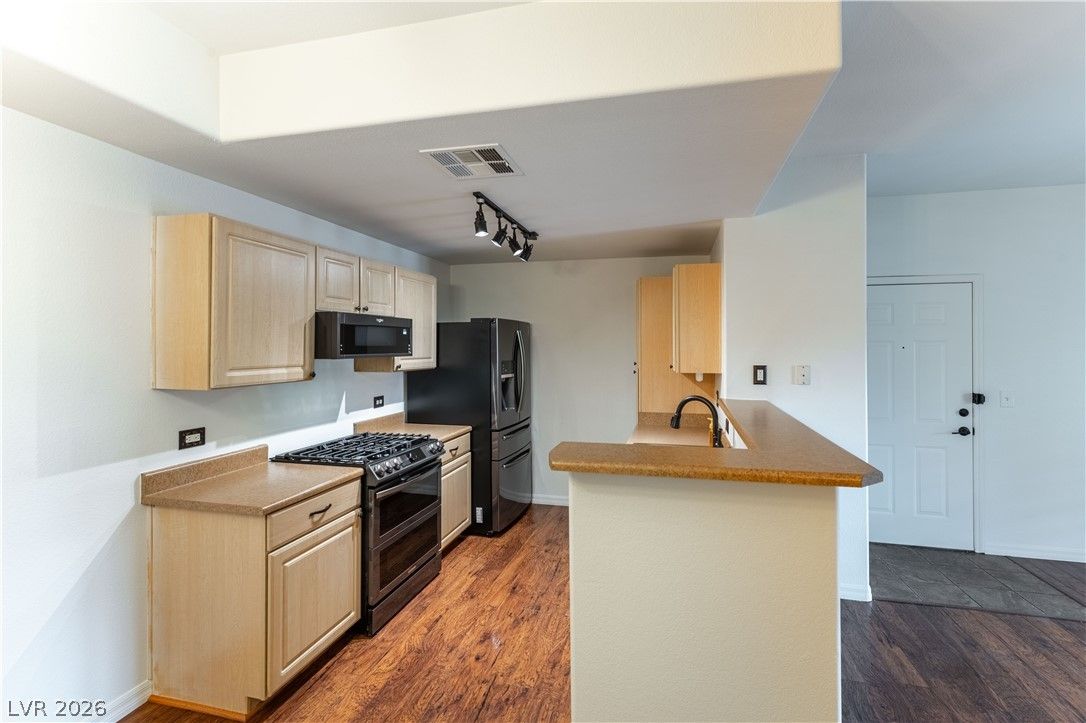 8250 North Grand Canyon Drive 1027 — photo 4 of 11