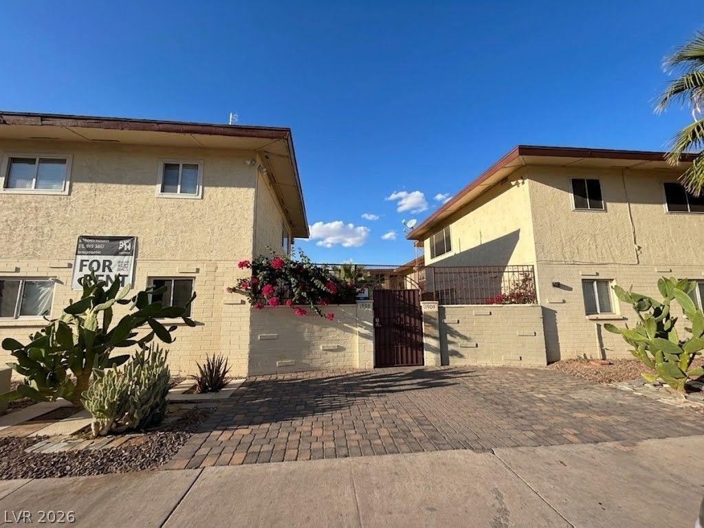 1908 Rexford Drive 5 — photo 1
