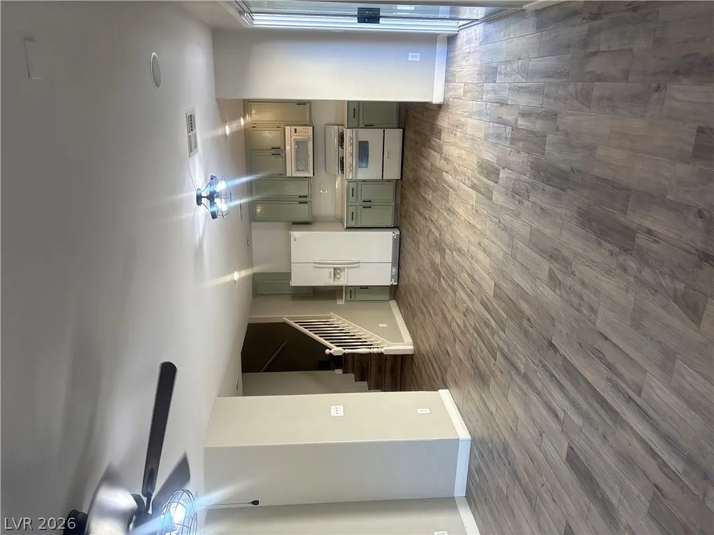 575 Primrose Hill Avenue — photo 2