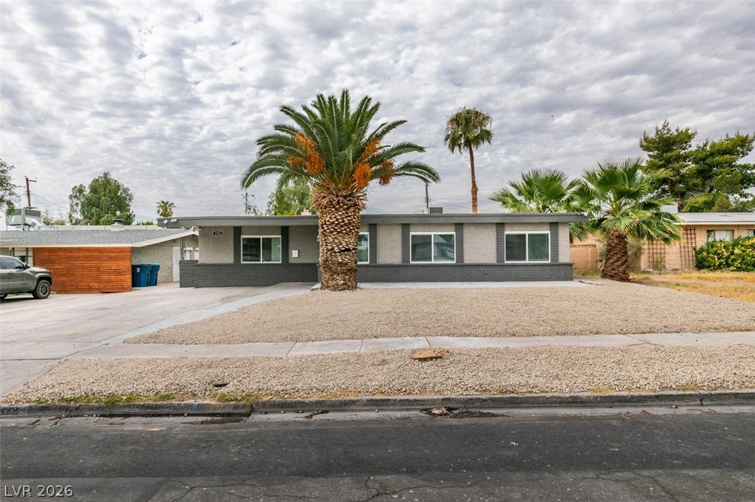 1922 Houston Drive — photo 1