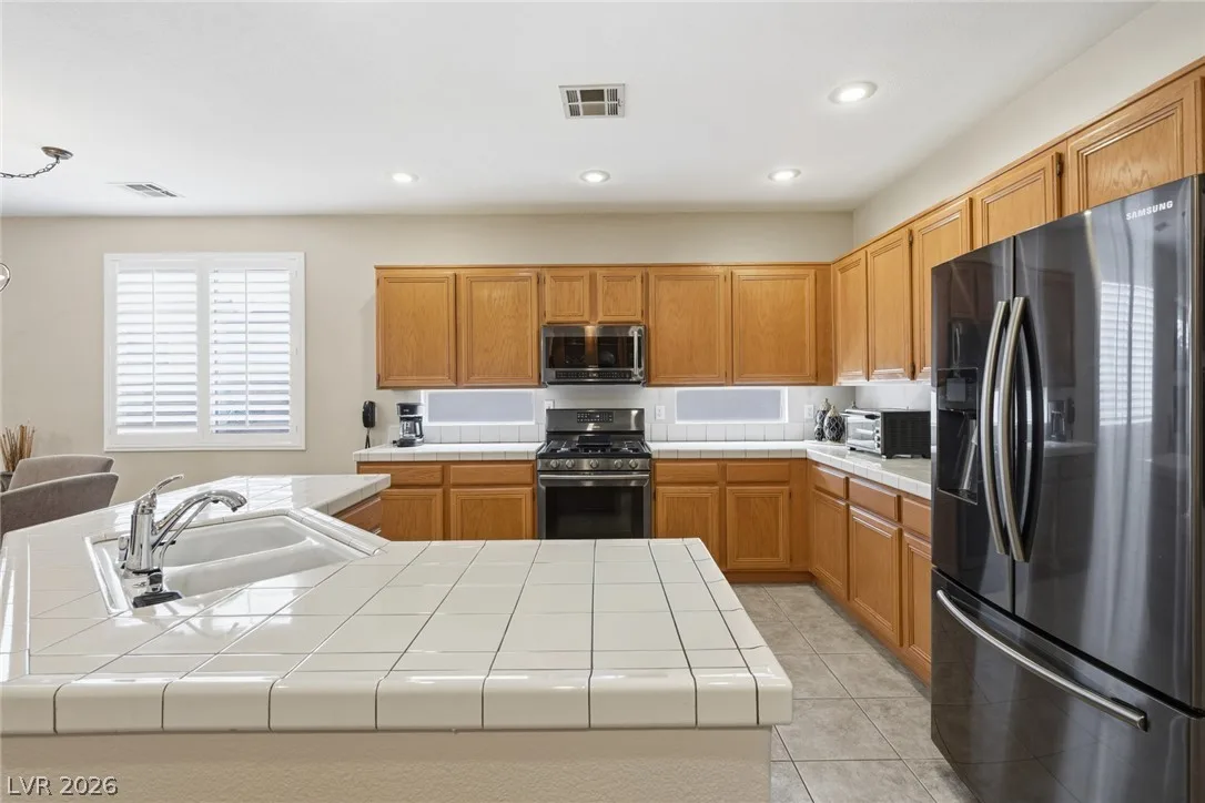 2558 Hitchcock Street — photo 5 of 34