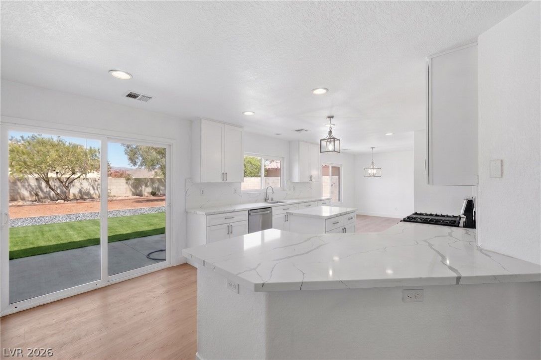 8640 Vivid Violet Avenue — photo 2