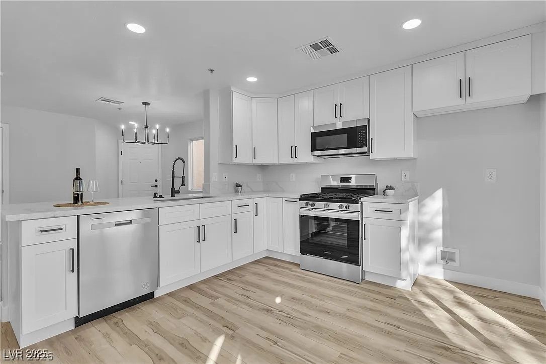 3137 Sunrise Cove Avenue — photo 5