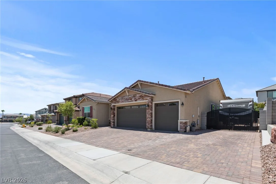 1410 Cattail Falls Street — photo 2