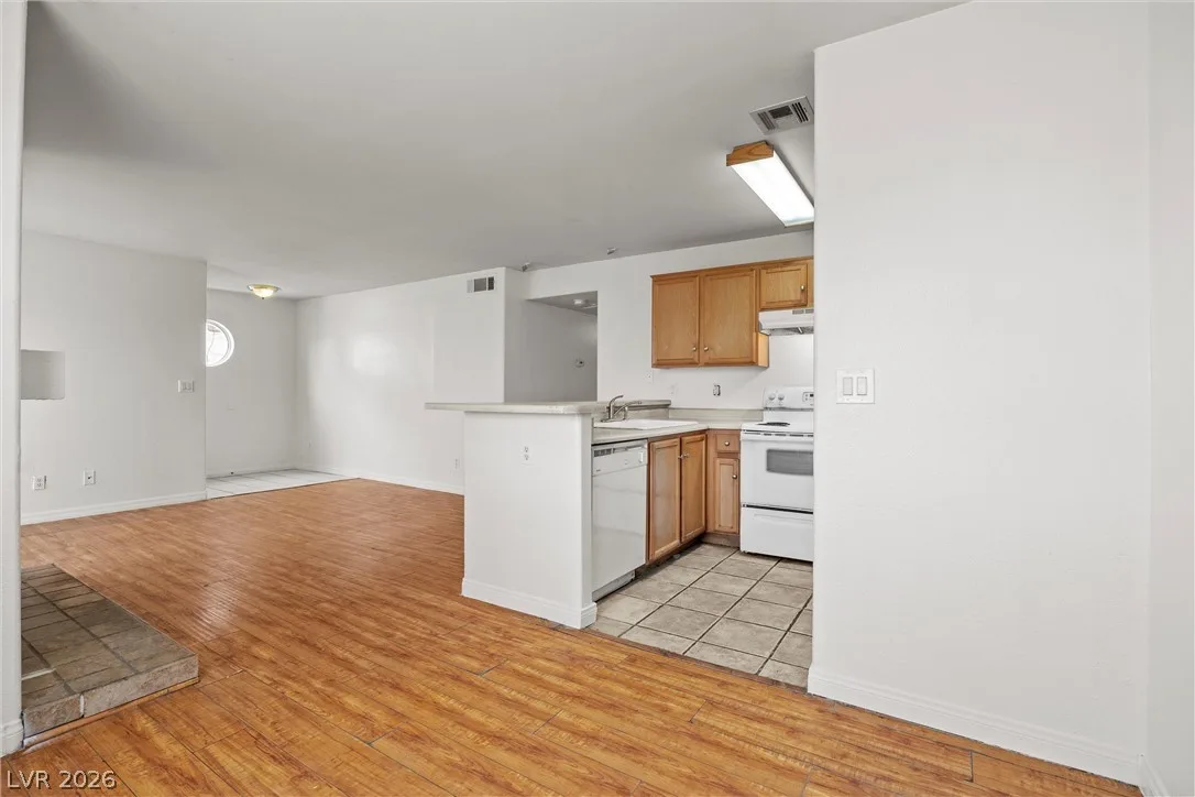 2972 Juniper Hills Boulevard 202 — photo 5