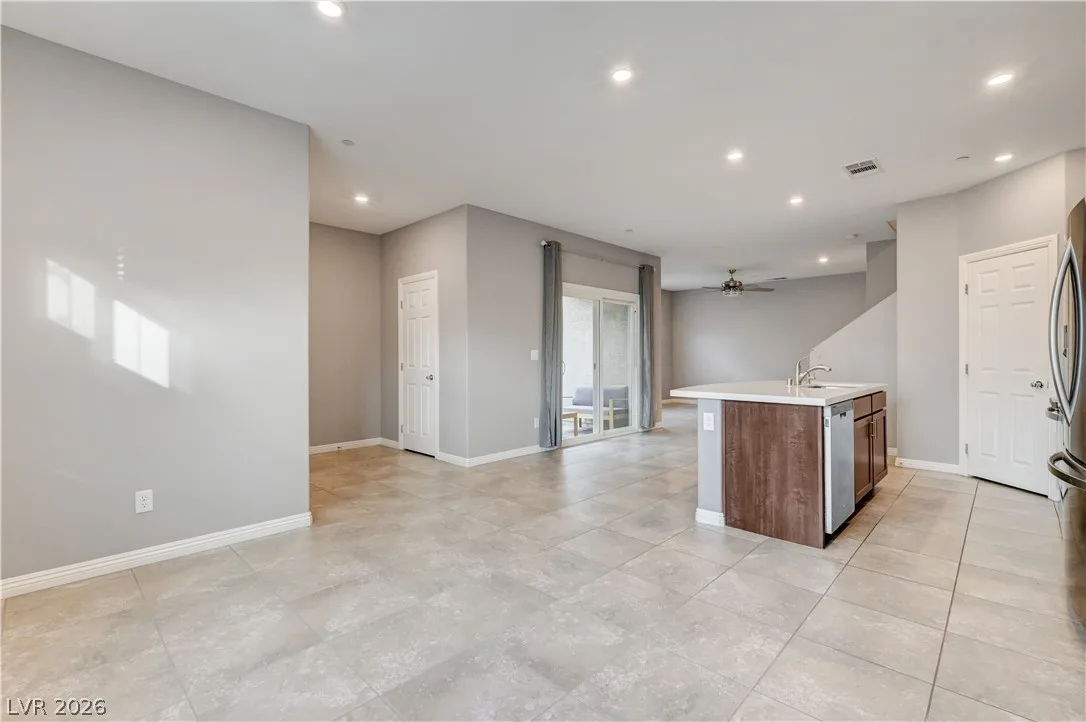 10669 Sariah Skye Avenue — photo 4