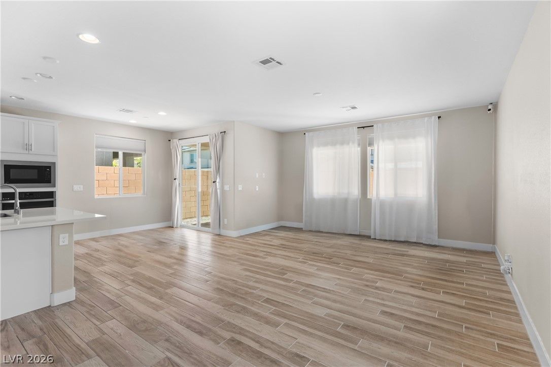 1049 Williamtown Avenue — photo 4 of 38