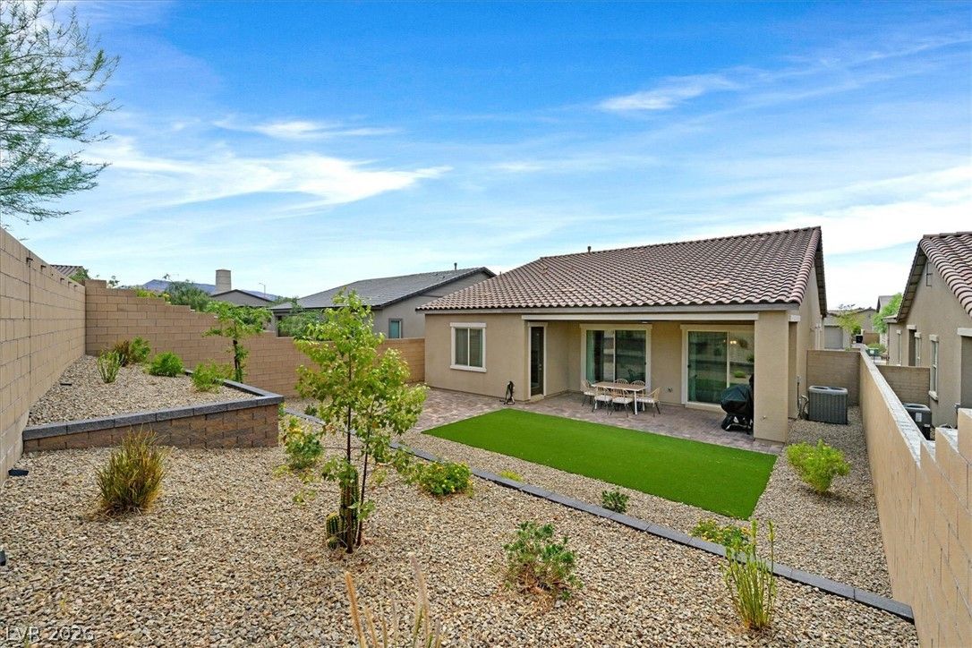552 Comodo Street — photo 2