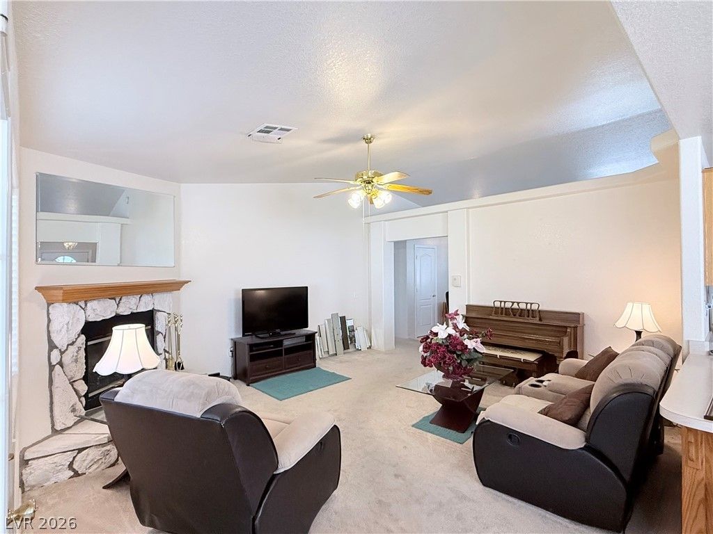 301 West Hickory Street — photo 4