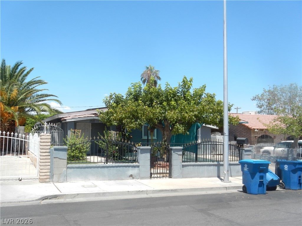 1717 East Mesquite Avenue — photo 1