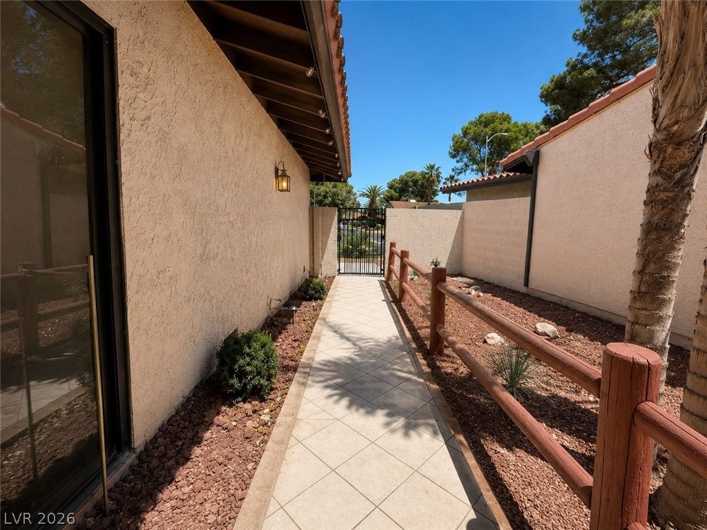2521 Swan Lane — photo 3 of 19