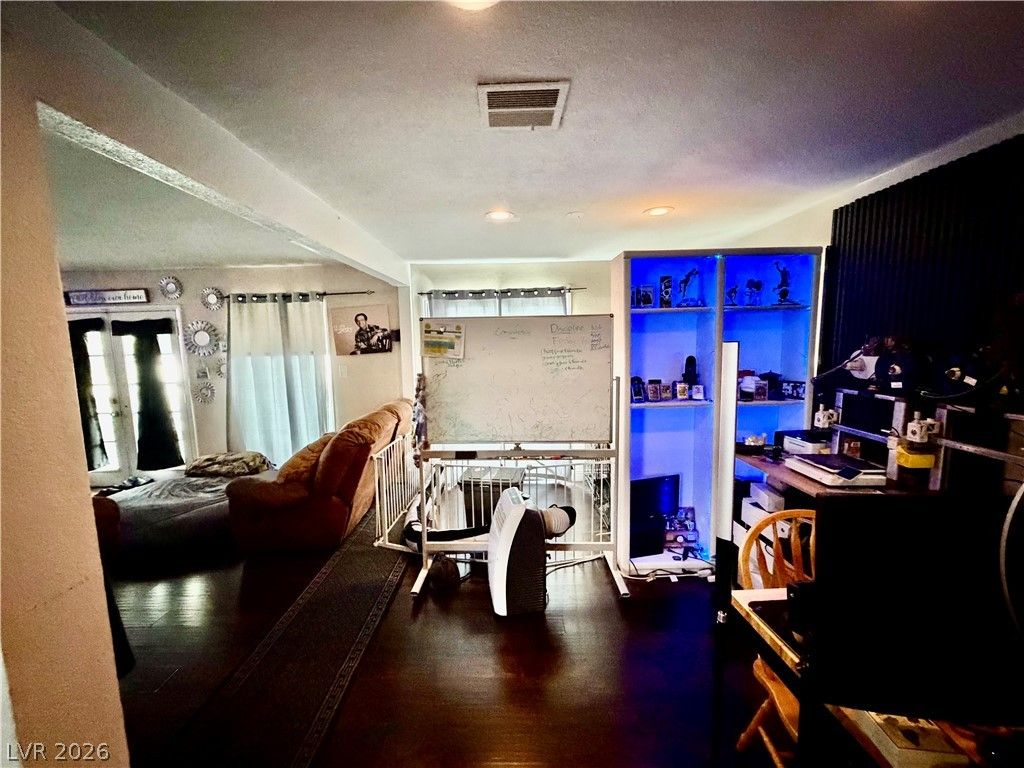 1114 Ramona Circle — photo 5 of 9