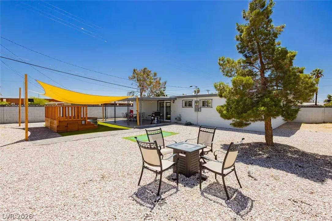 1634 Serenada Avenue — photo 2