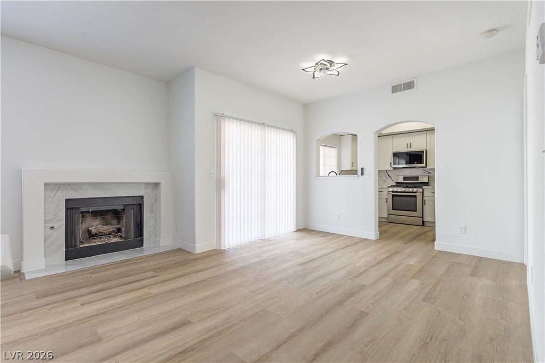323 Seine Way 323 — photo 2 of 21