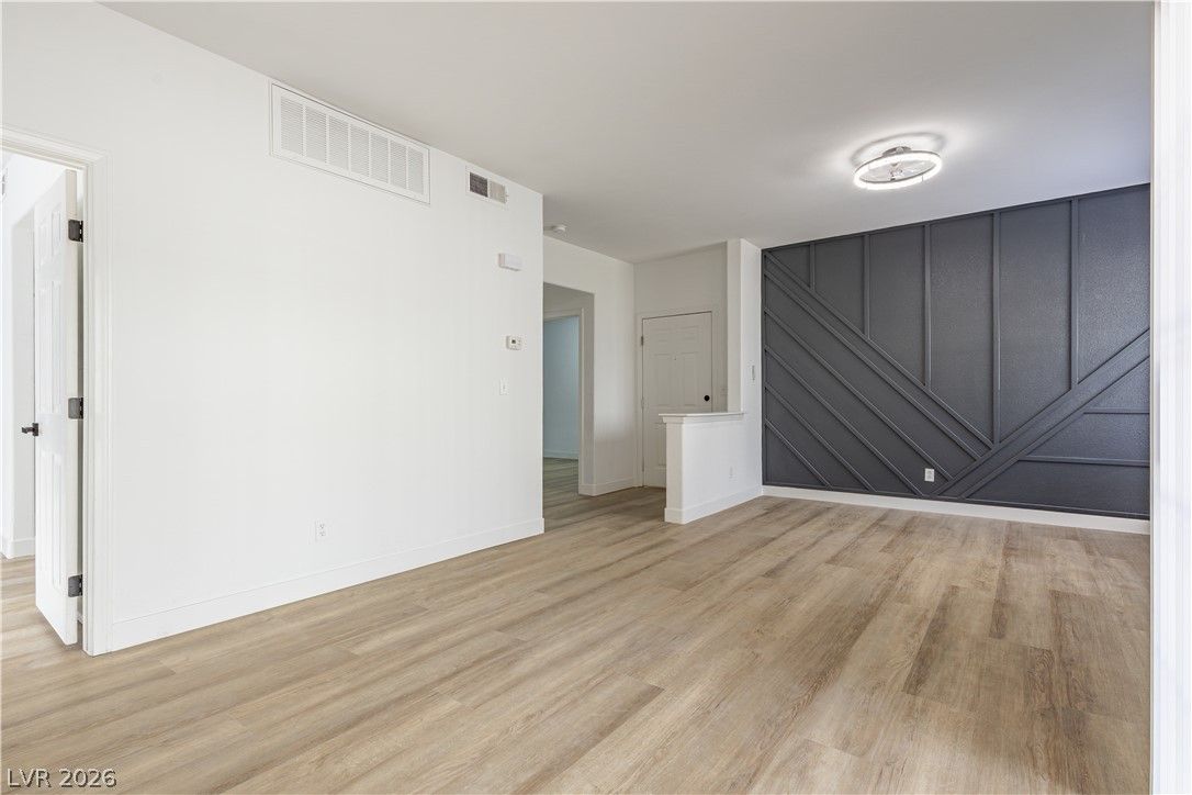 323 Seine Way 323 — photo 3 of 21