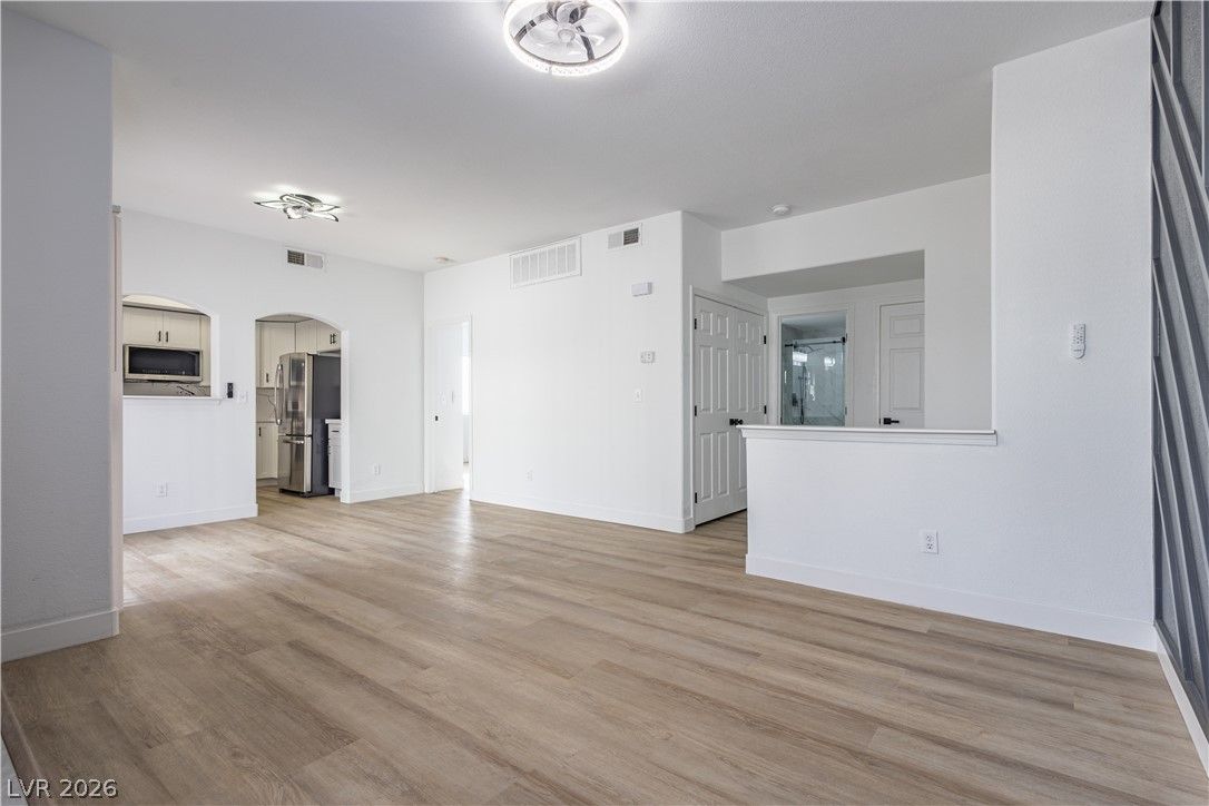 323 Seine Way 323 — photo 4 of 21