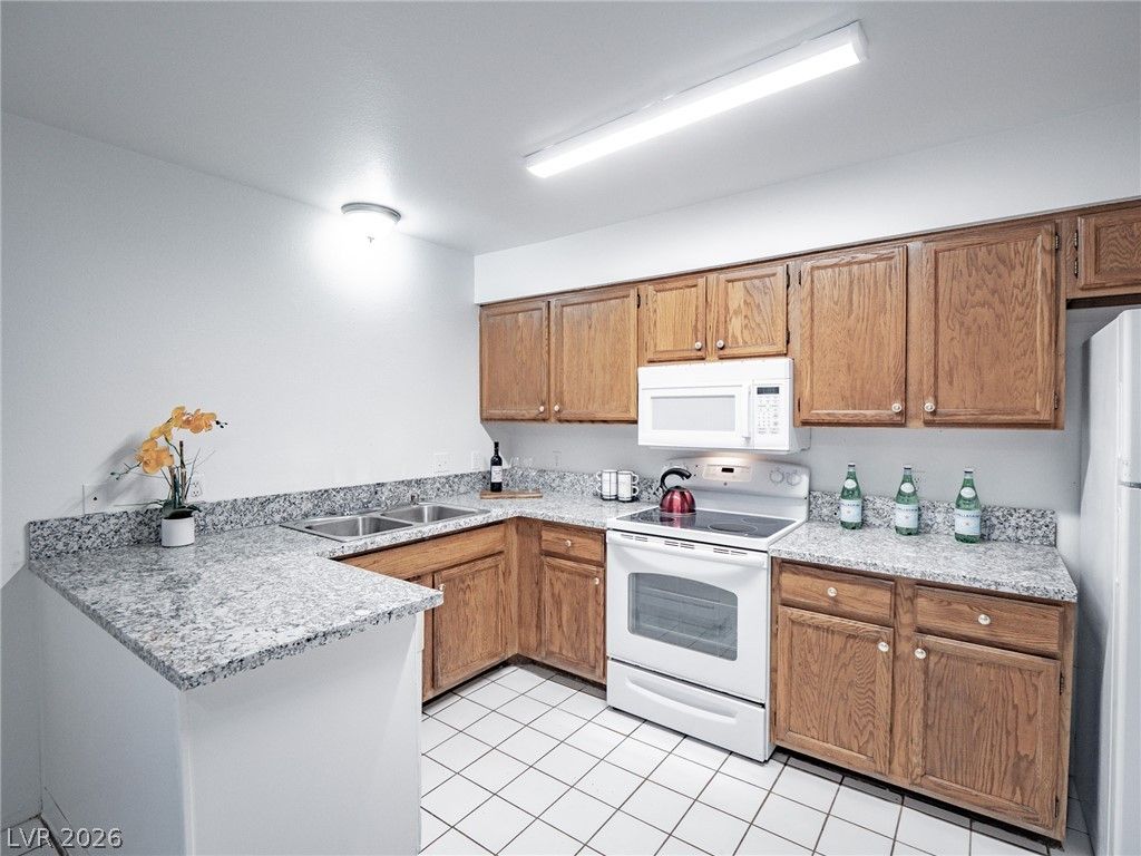 825 Hedge Way 2 — photo 1