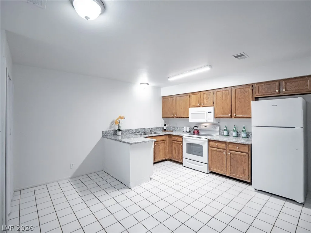 825 Hedge Way 2 — photo 3