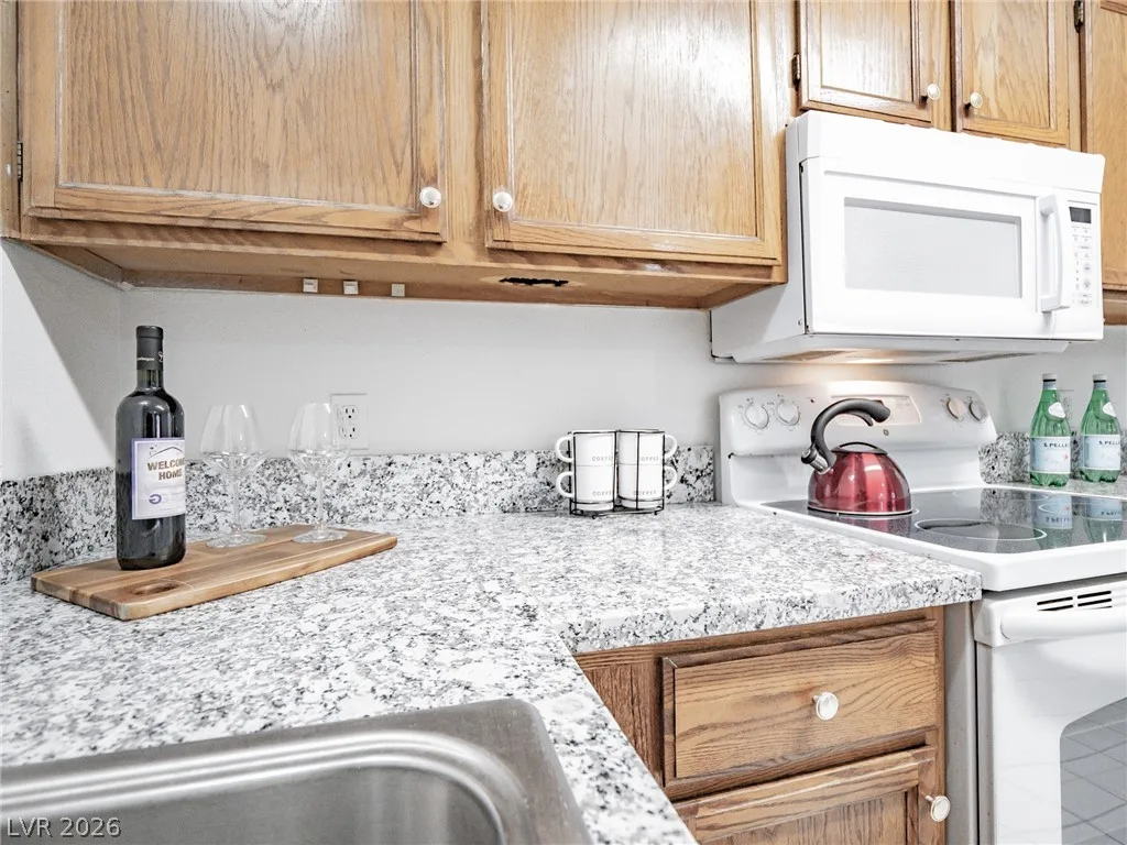 825 Hedge Way 2 — photo 4