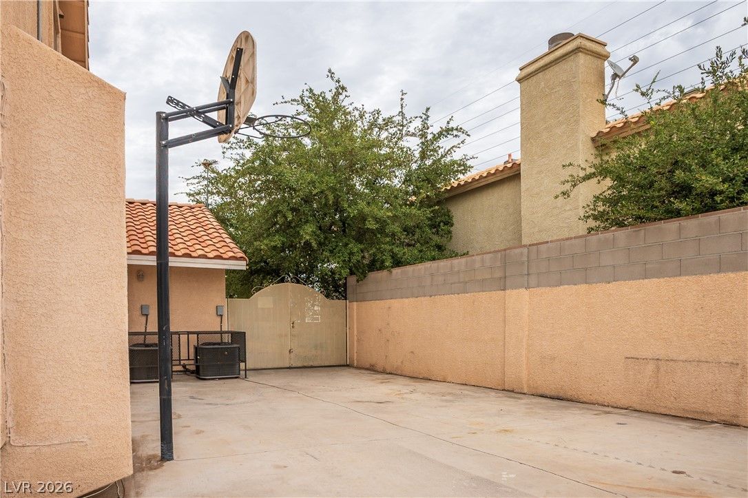 5597 South Pecos Road — photo 3