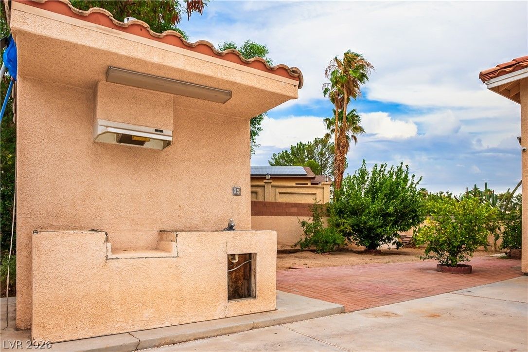5597 South Pecos Road — photo 4