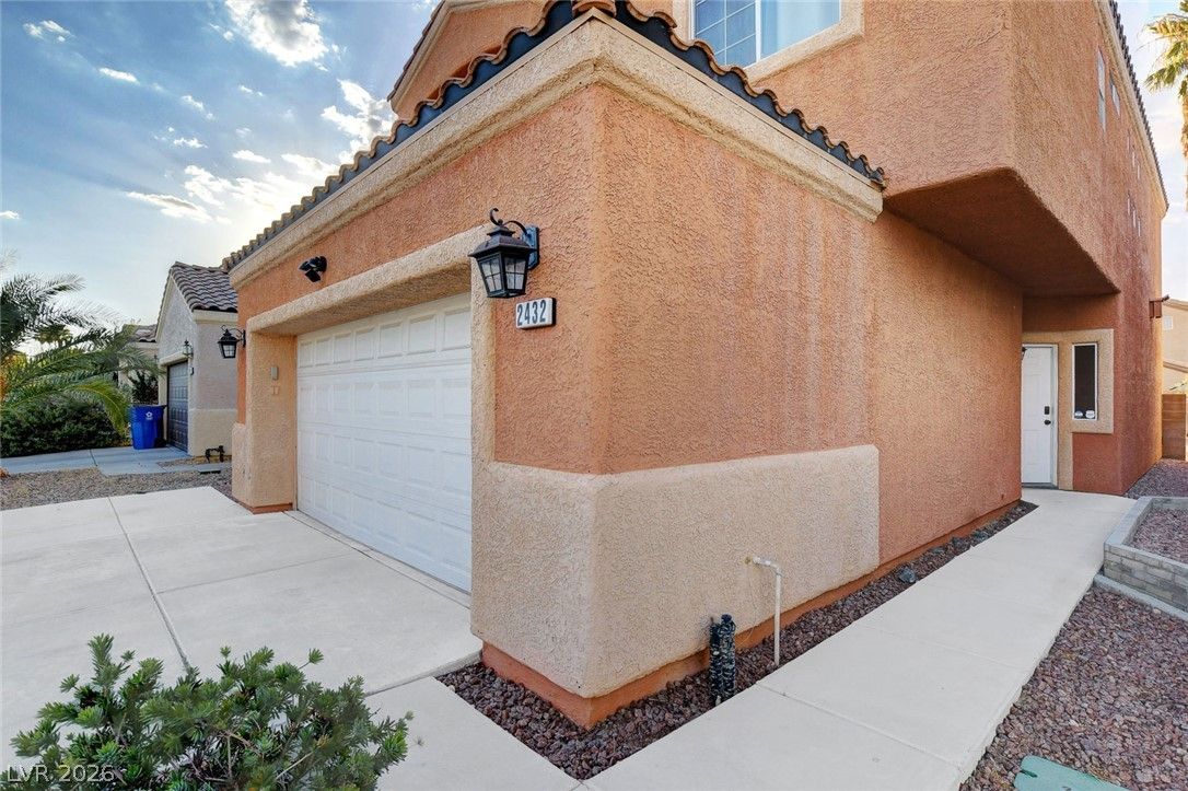 2432 Fresnal Canyon Avenue — photo 3 of 37