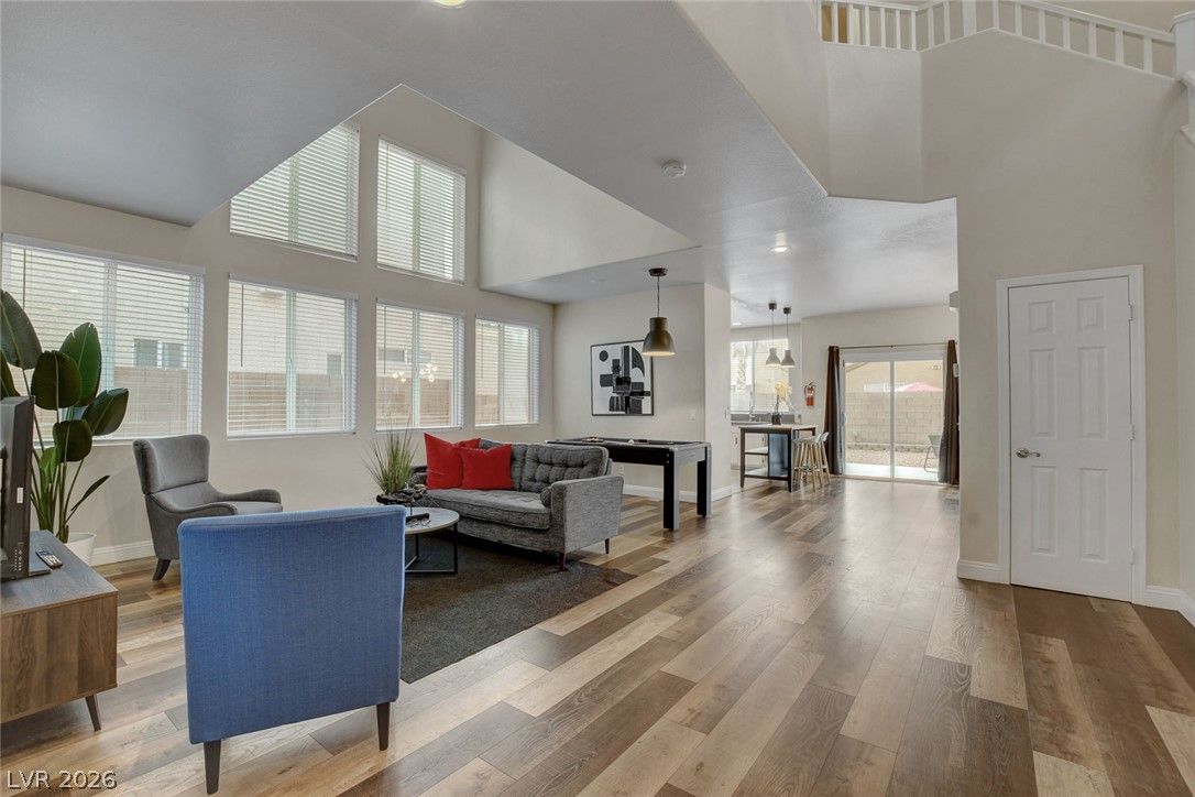 2432 Fresnal Canyon Avenue — photo 4 of 37