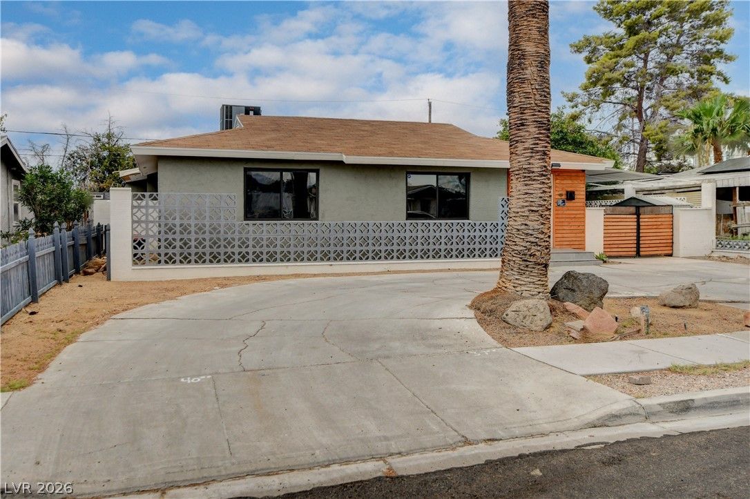 1032 Howard Drive — photo 2