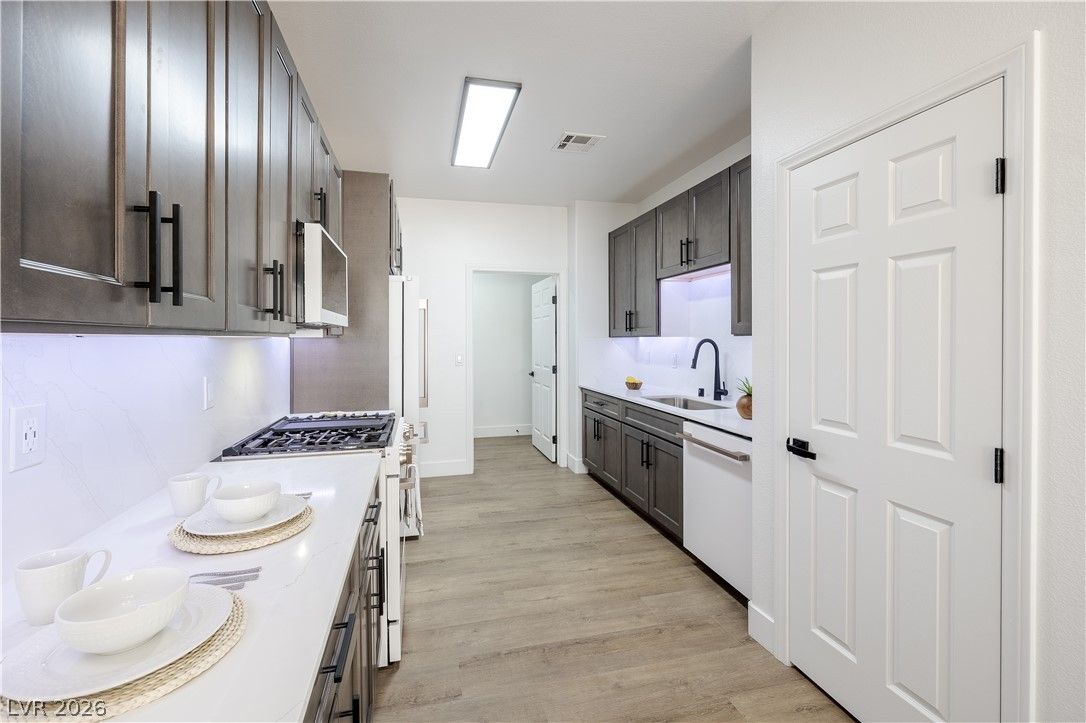 540 West Horizon Ridge Parkway 6201 — photo 3 of 16