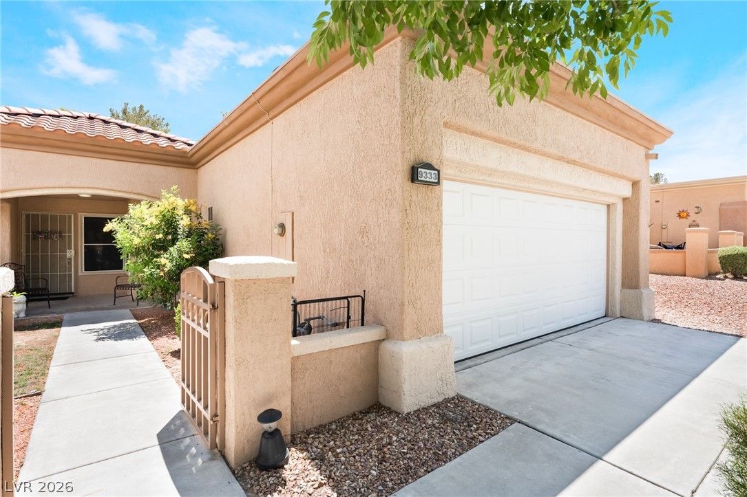 9333 Fresh Spring Drive — photo 4 of 32