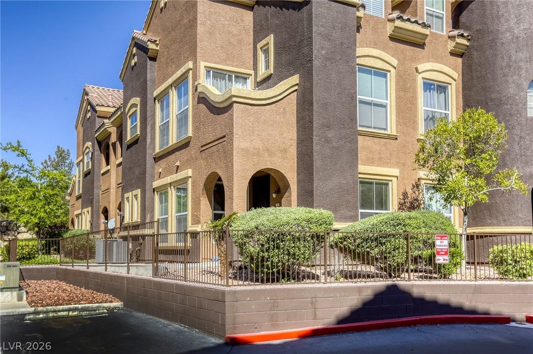 3975 North Hualapai Way 147 — photo 2