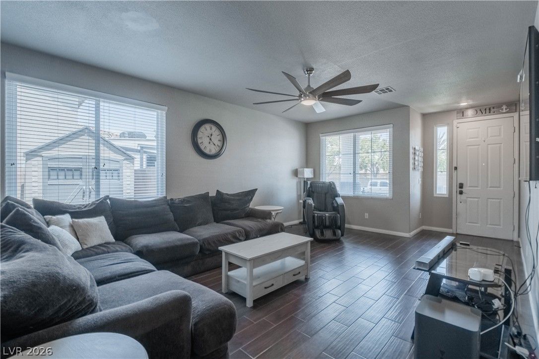 1073 Royal Valley St — photo 4