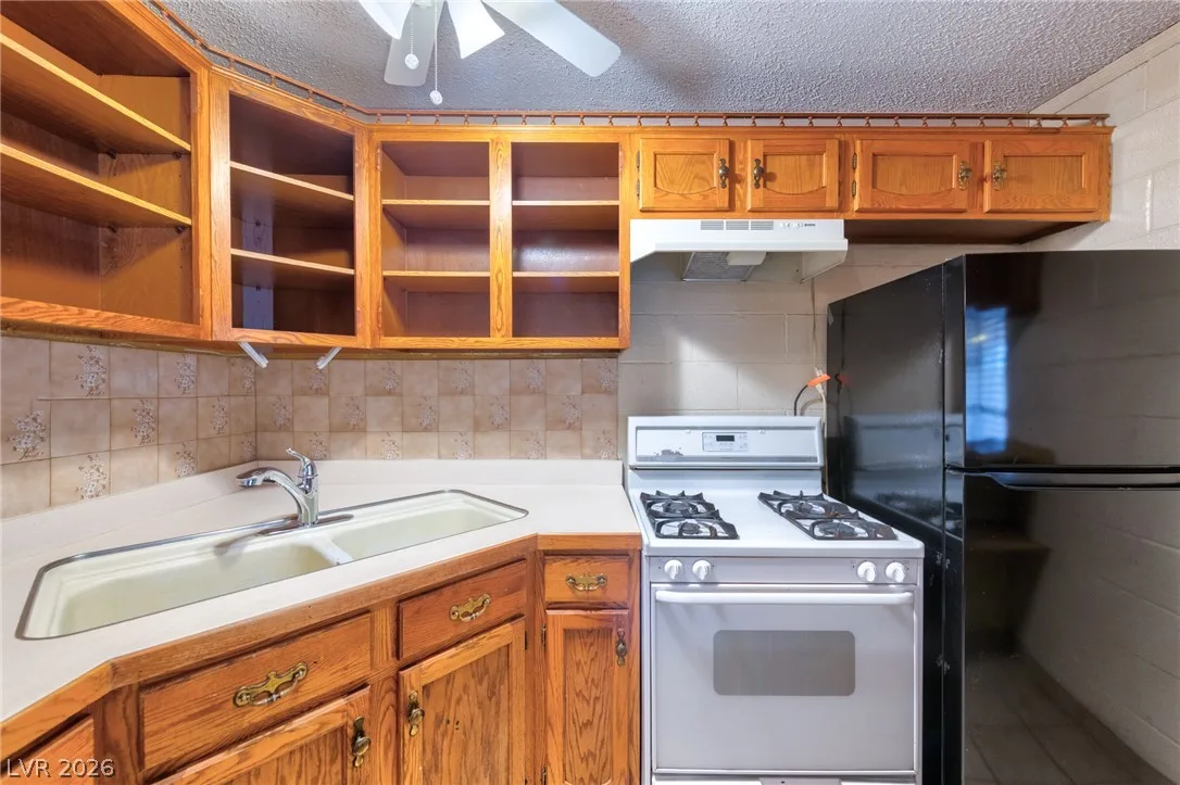 1816 MERZE Avenue — photo 5 of 18