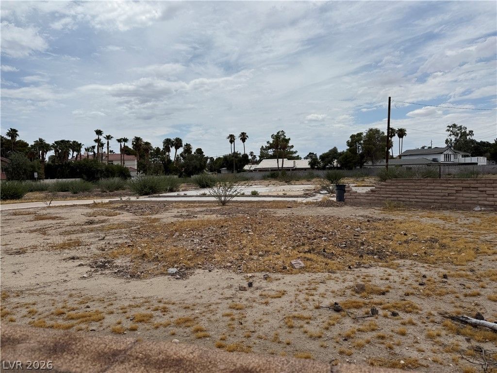5825 West Desert Inn Road — photo 4 of 8