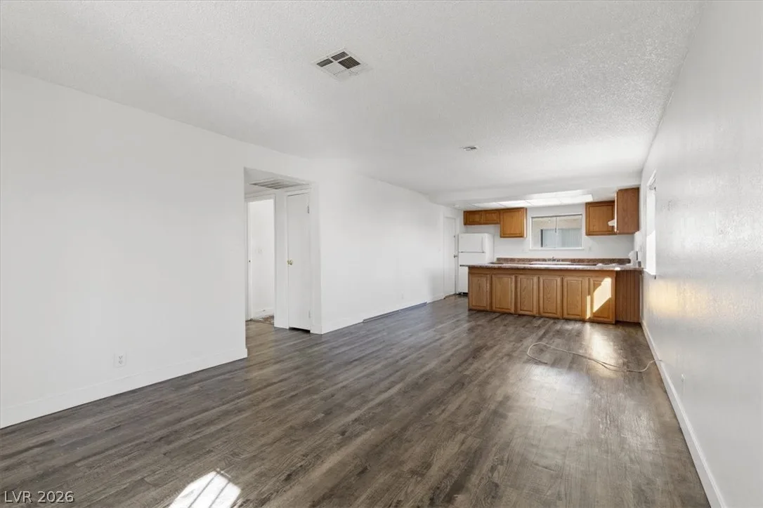 3649 Van Dyke Avenue c — photo 3