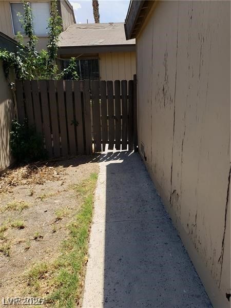 4231 White Sands Avenue — photo 4 of 35