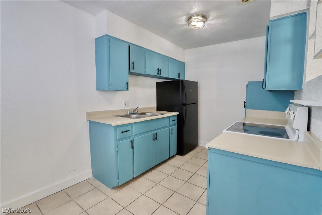 2030 Sunrise Avenue 2 — photo 4 of 10