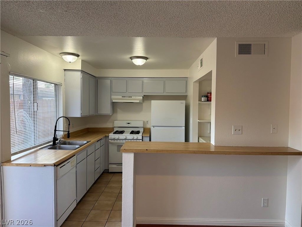 6168 Meadow View Lane — photo 4 of 46