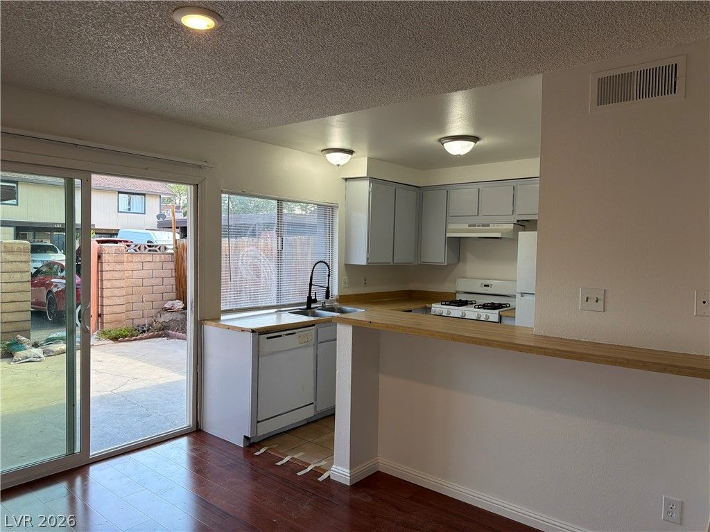 6168 Meadow View Lane — photo 5 of 46